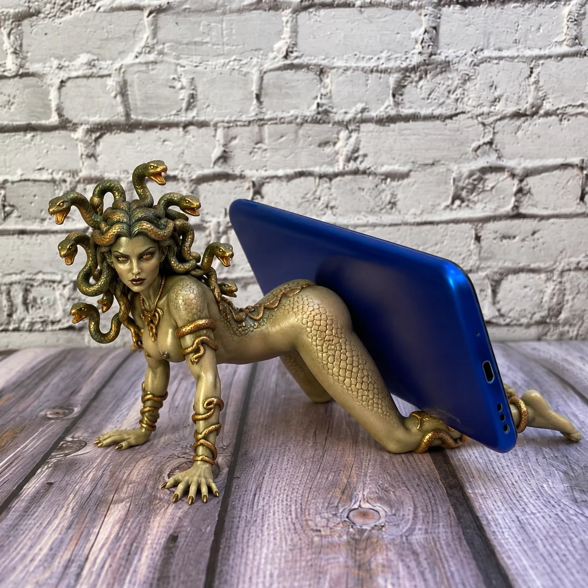 Medusa's Gaze Phone Holder – Greek Mythology Snake-Hair Sculpture & Gothic Desk Decor